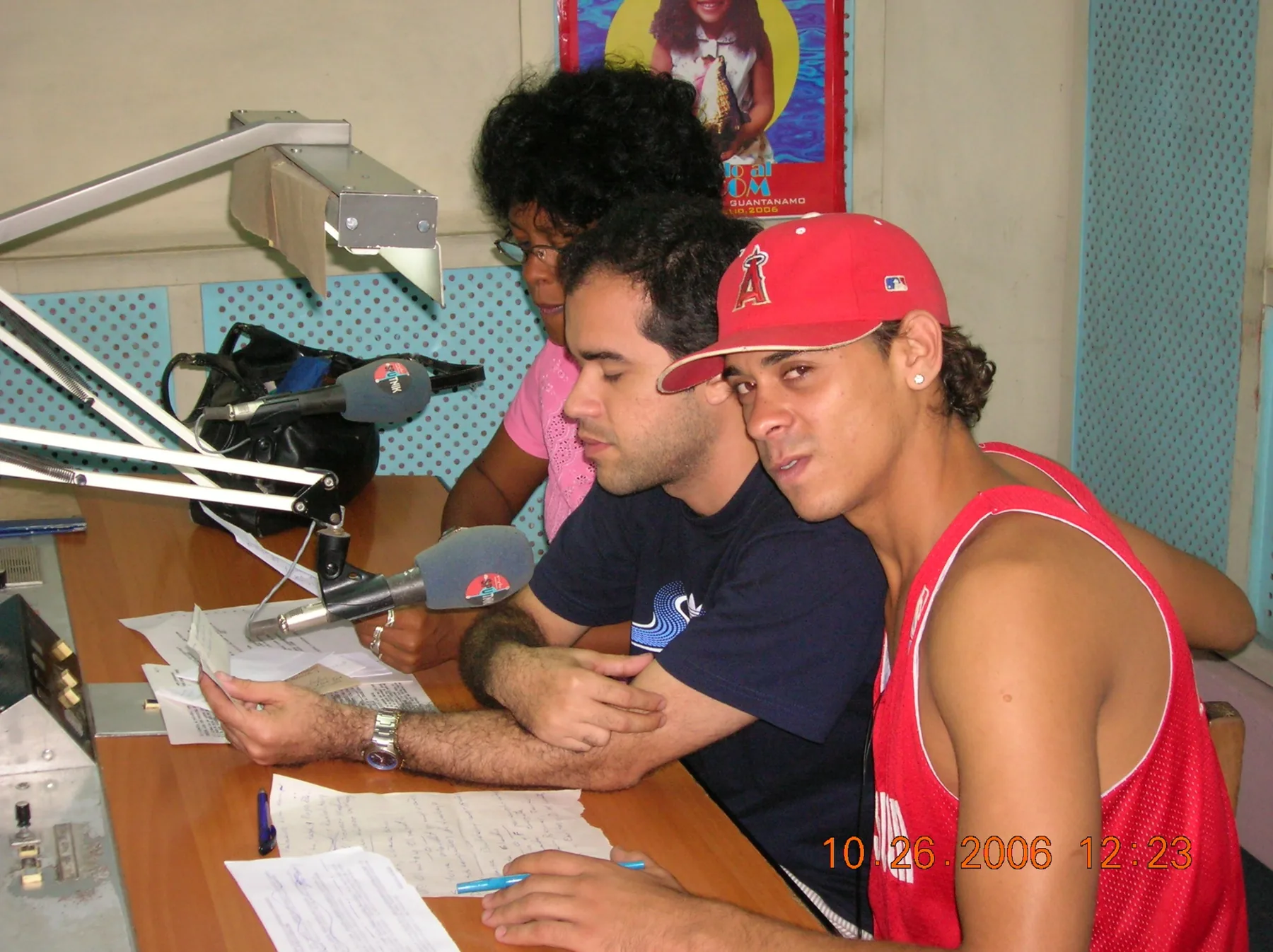 Sandy en una cabina de radio