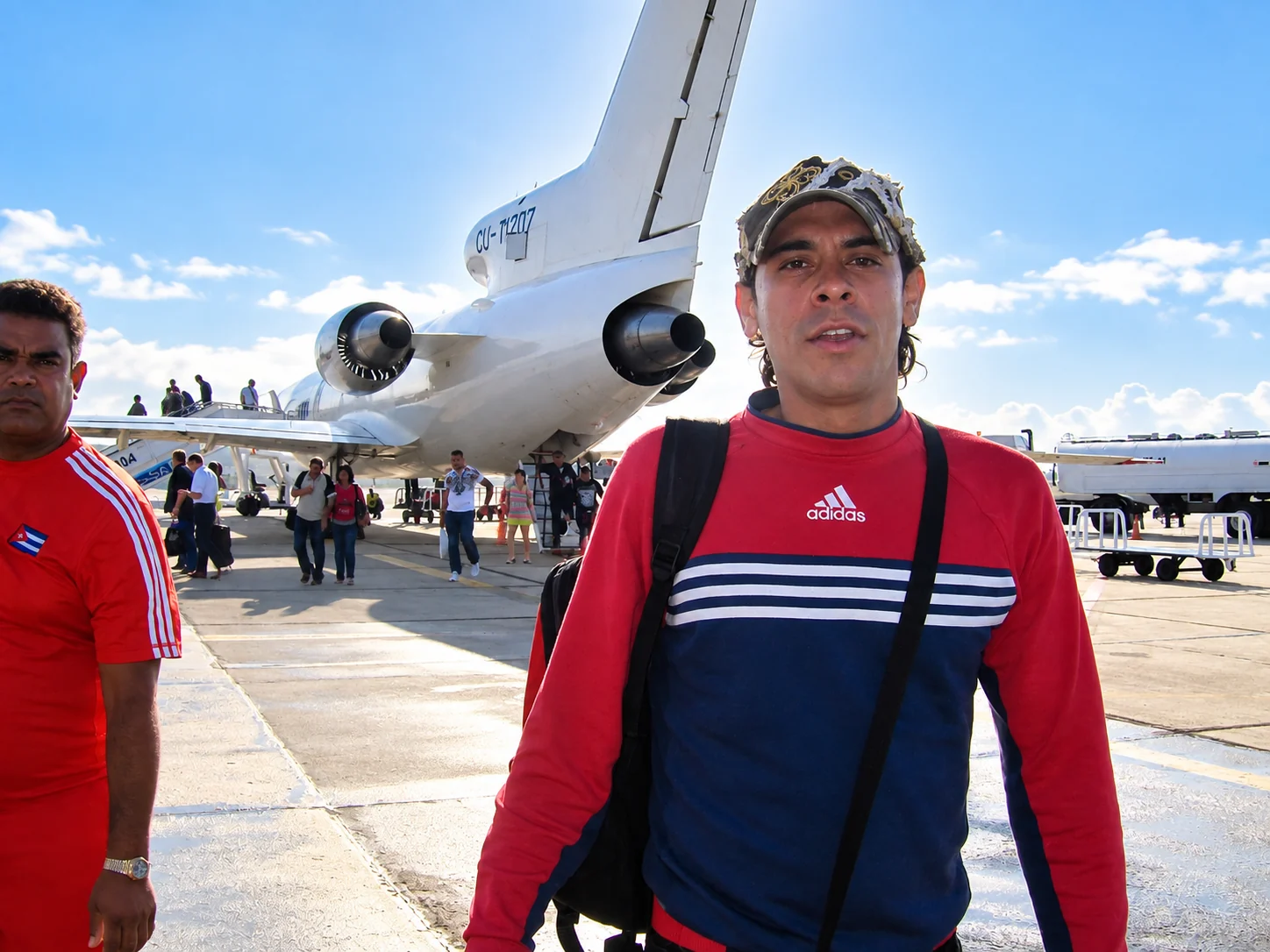 Viaje junto a un avión en la pista