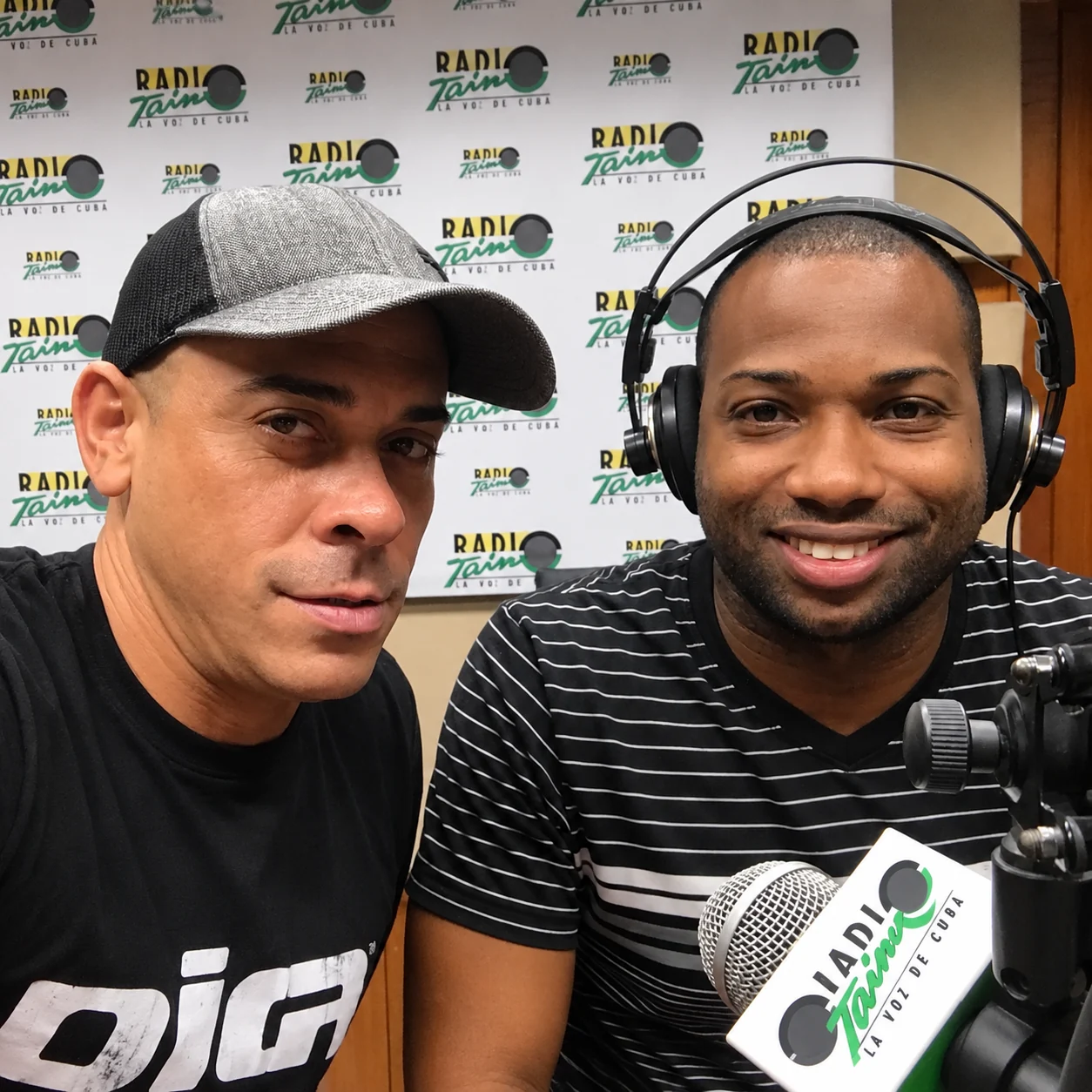 Conversación frente al micrófono de Radio Taíno