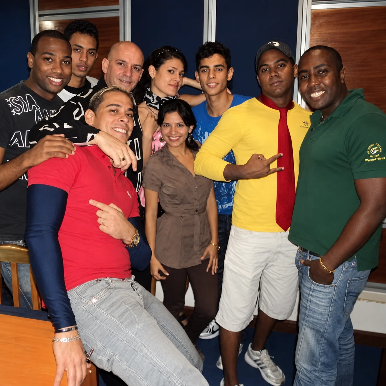 Equipo e invitados reunidos en la radio