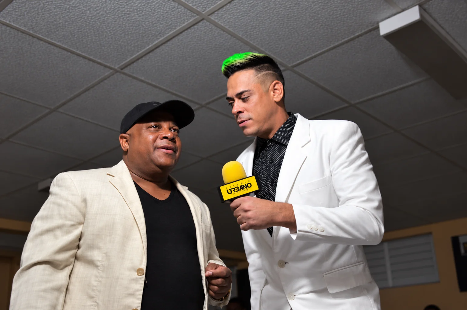 Entrevista de Urbano durante un evento