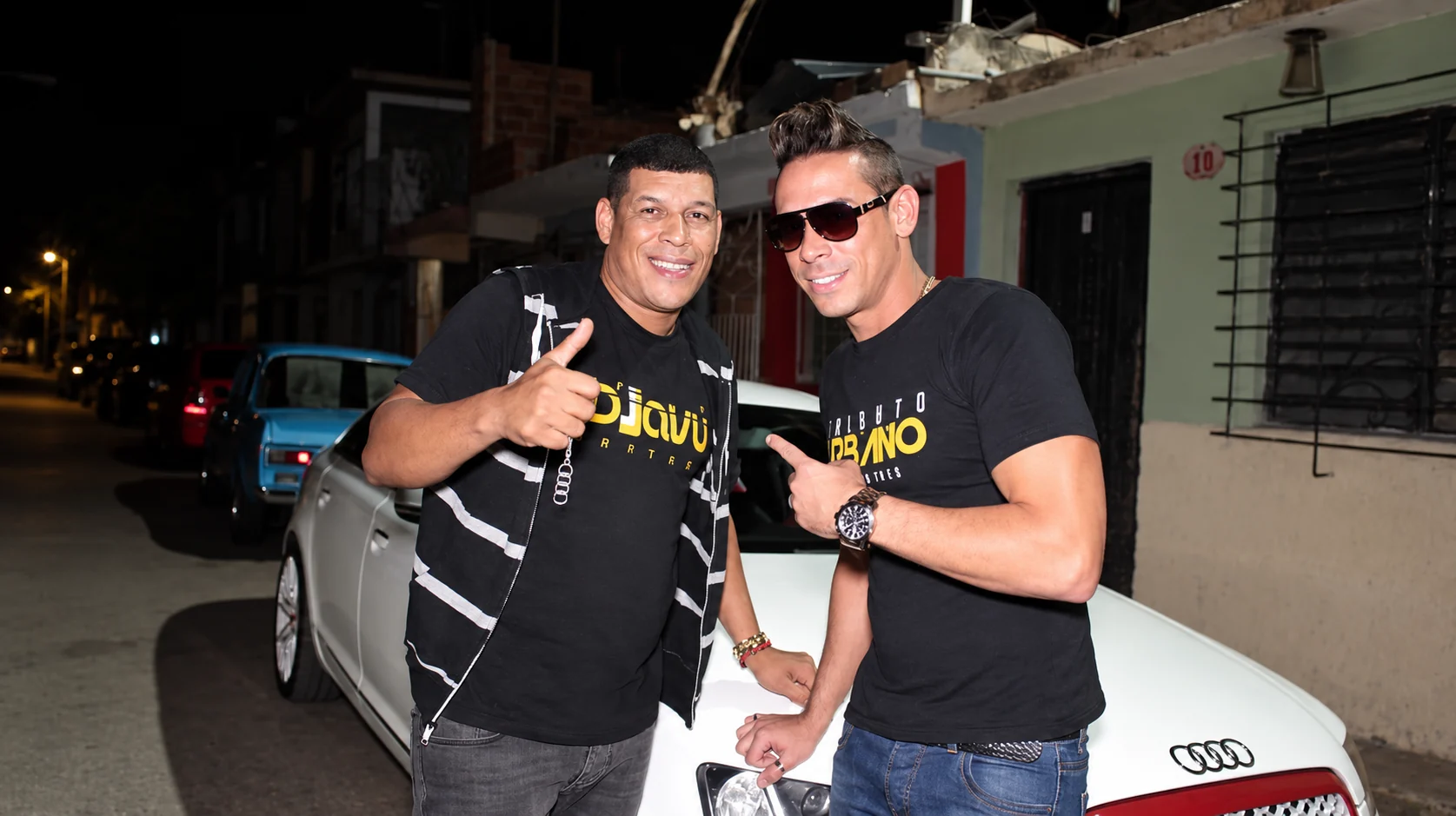 Encuentro nocturno junto a un automóvil