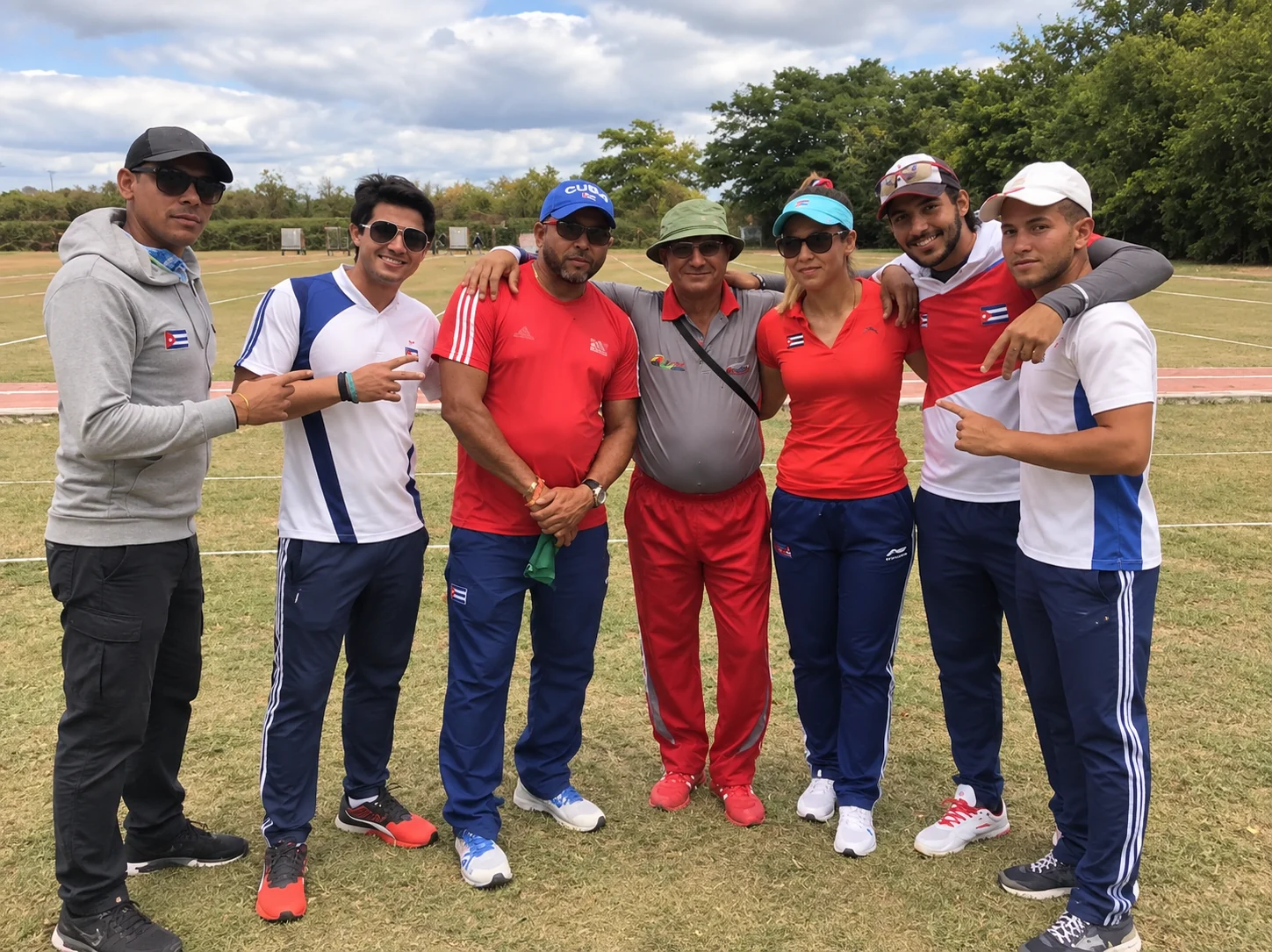 Equipo cubano en el campo de tiro con arco