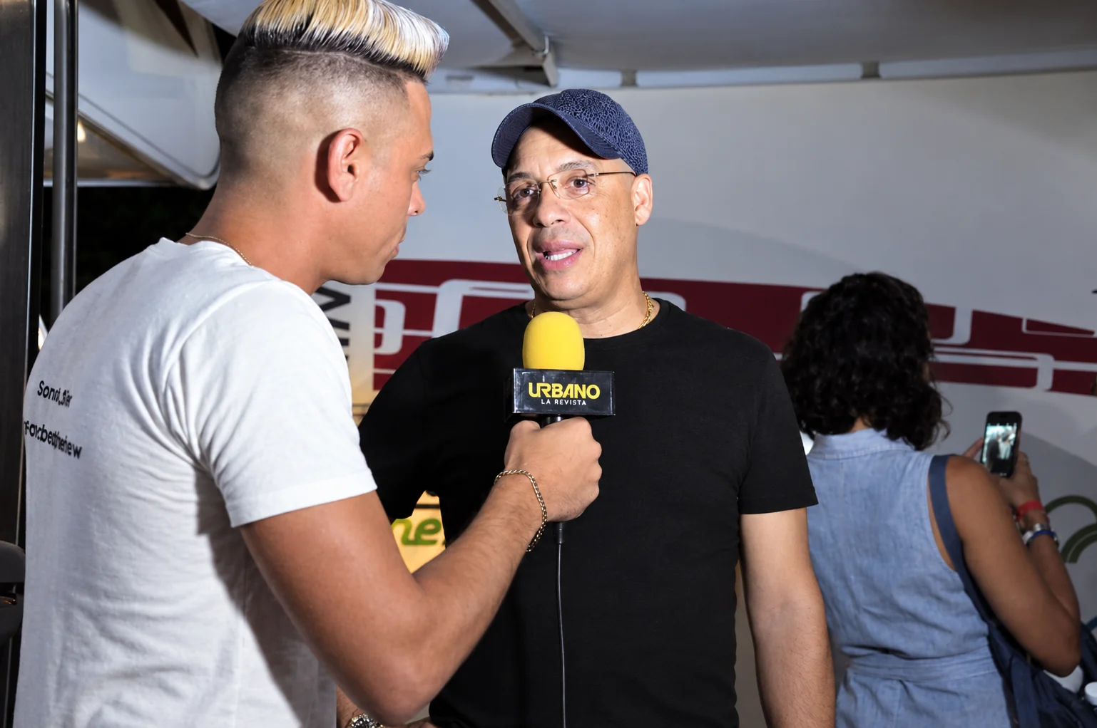 Entrevista con el micrófono de Urbano